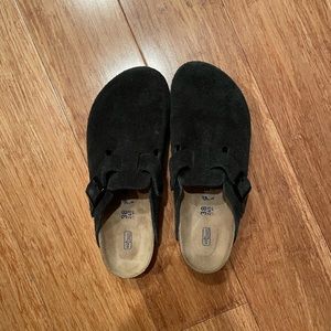 Black suede soft bed Birkenstock bostons worn one time. Size EU 38 (women’s 7)